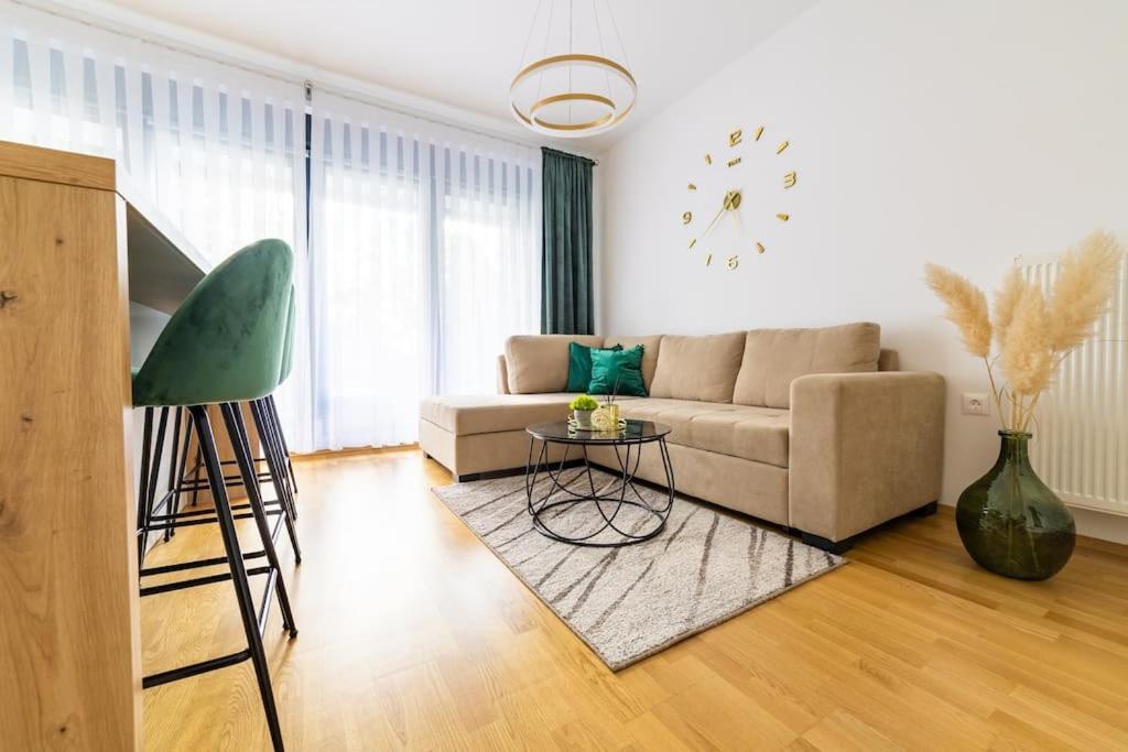 Apartman Lux Self Check-In Вировитица Екстериор снимка