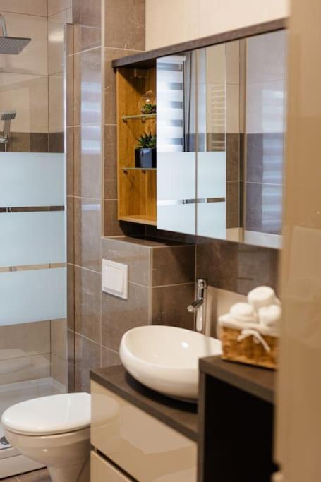 Apartman Lux Self Check-In Вировитица Екстериор снимка